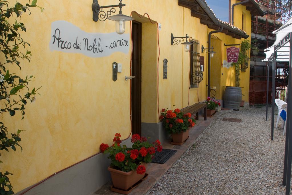 Arco Dei Nobili Bed & Breakfast Monforte dʼAlba Екстериор снимка